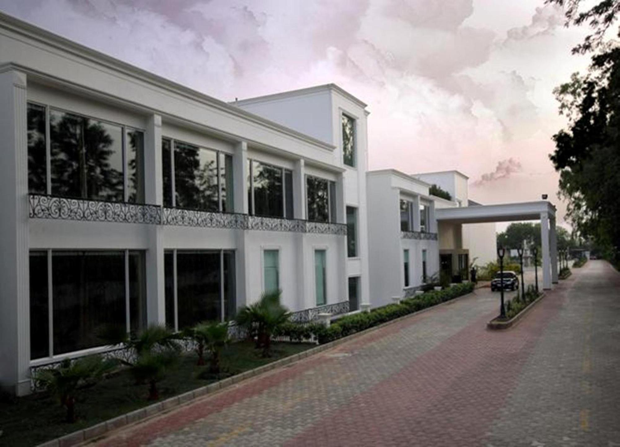 Country & By Radisson, Delhi Satbari 4*