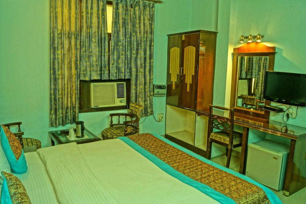 Treebo Paras International 3*