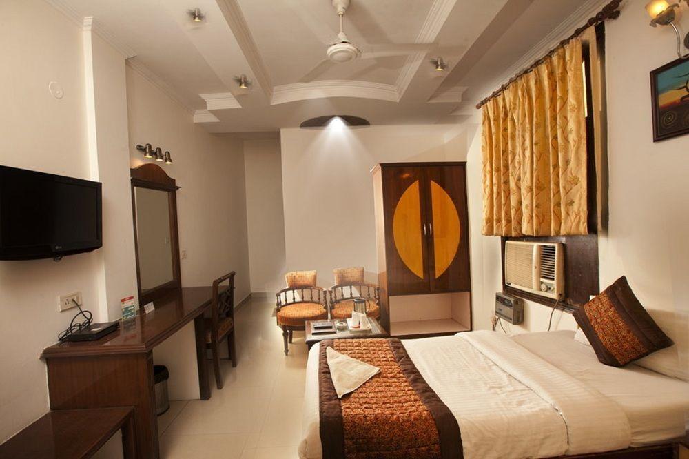 Treebo Paras International 3*