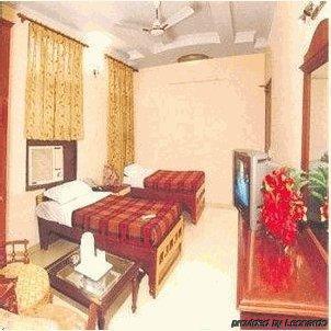 Treebo Paras International Hotel 3*