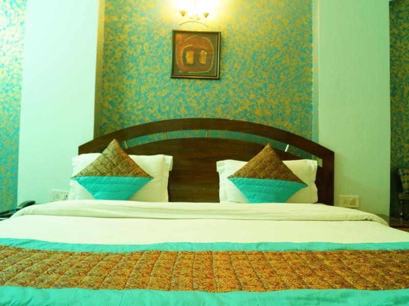 Treebo Paras International Hotel 3*