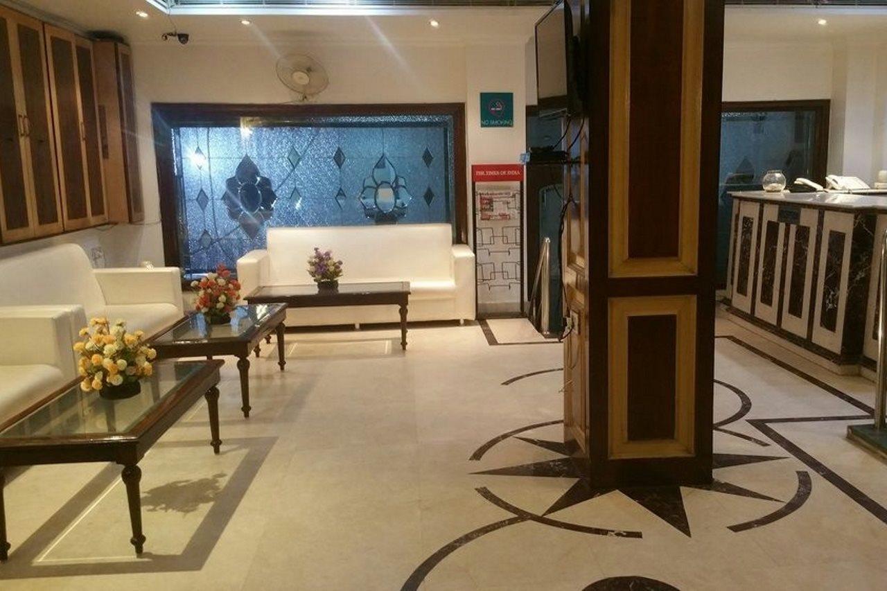 Hotel Treebo Paras International 3*