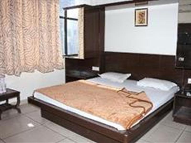 Hotel Surya Plaza Nova Deli
