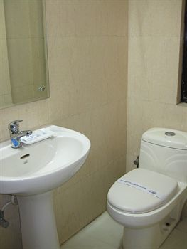 Hotel Townhouse 517 La Sapphire Near Delhi Airport 4*