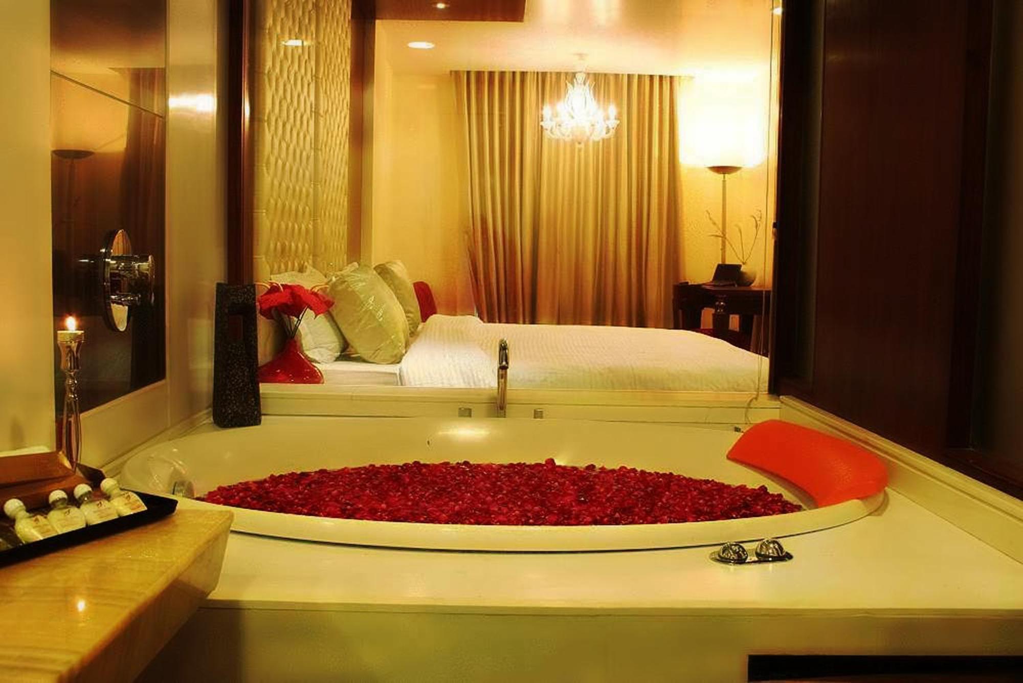 Aura - Railway Station Hotel 3*