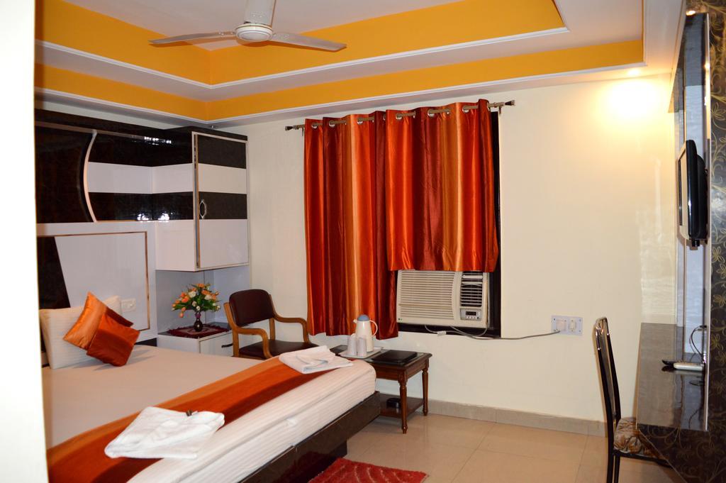 Hotel Su Shree Continental 5 Minutes Walk From Railway Station 3*