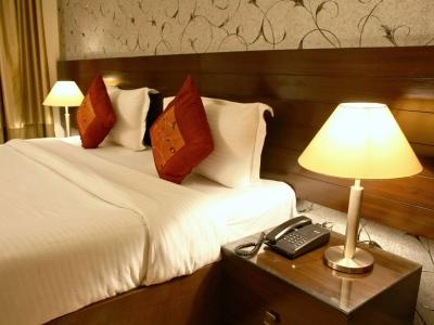 Hotel Oyo 3398 Golden Petal Hotel & Banquet 3*