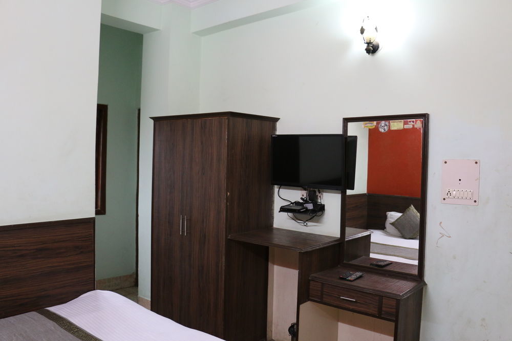Palace Deluxe - Paharganj - 3*