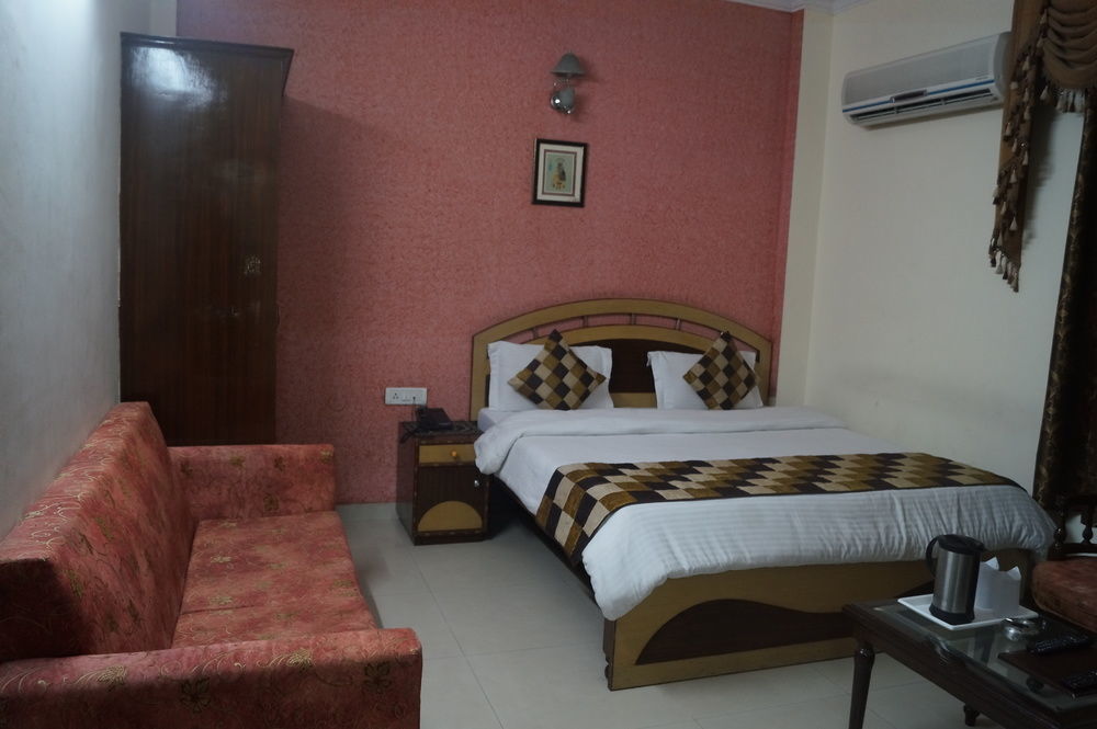 Hotel Treebo Paras International 3*
