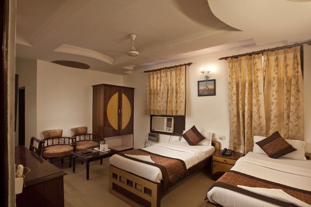 Hotel Treebo Paras International