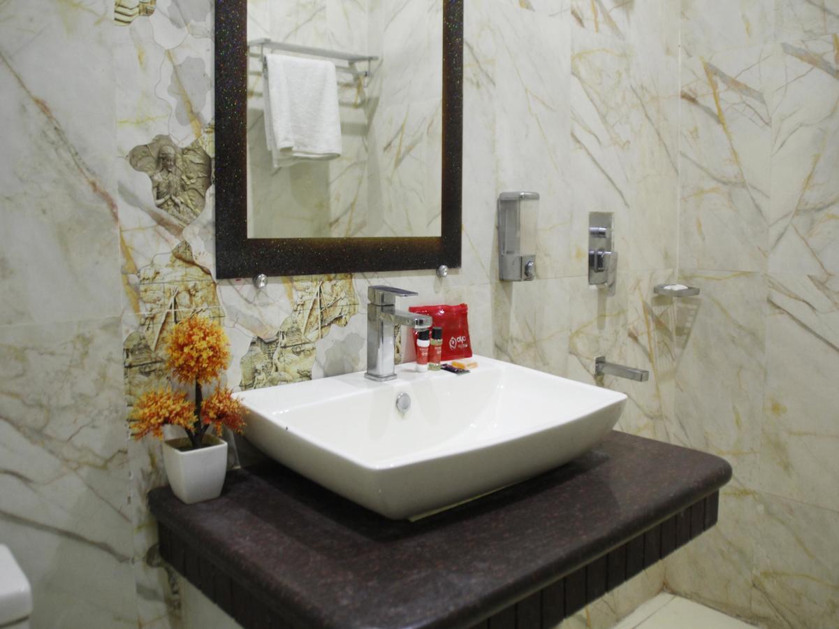 Hotel Oyo 3398 Golden Petal Hotel & Banquet 3*