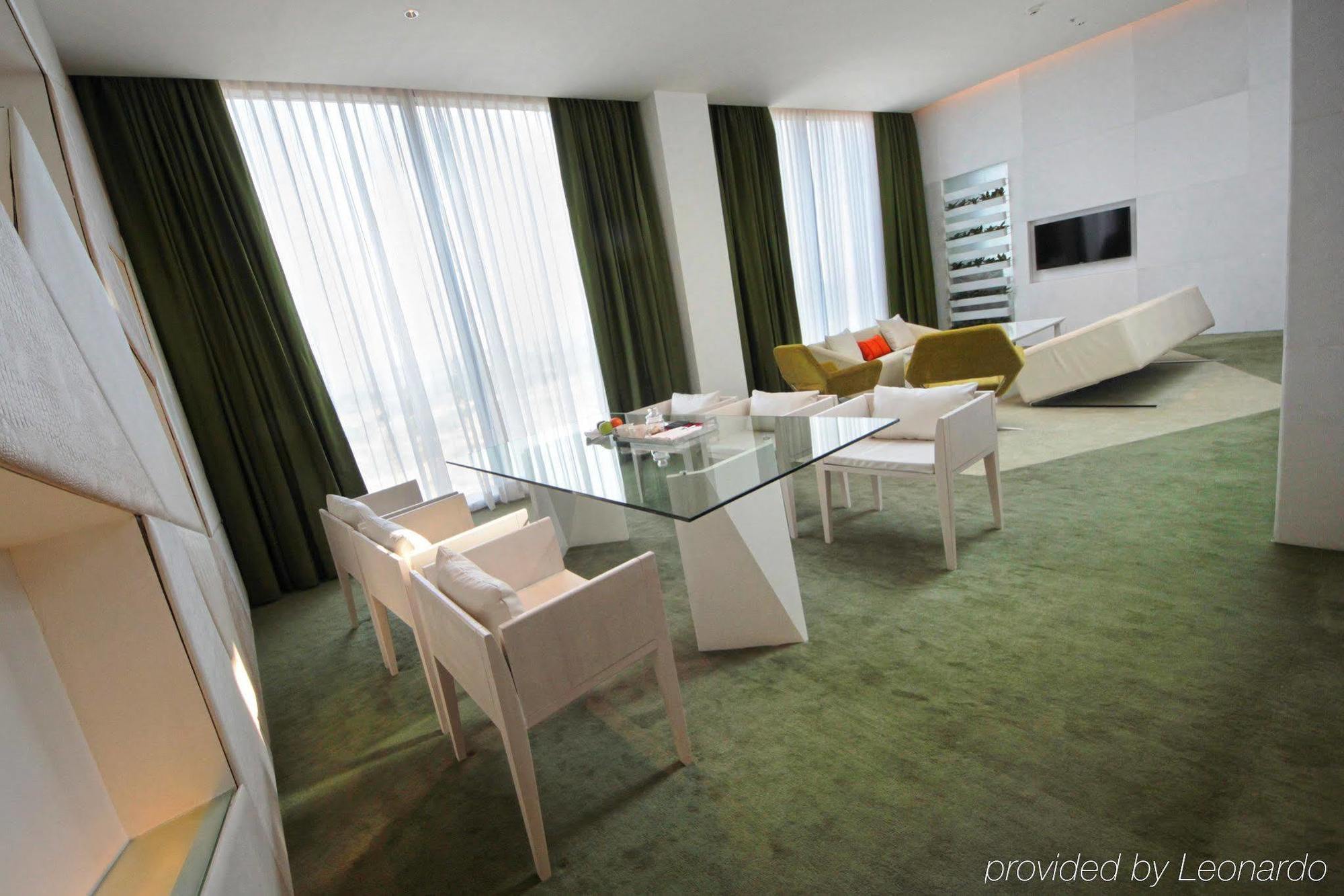 Hotel Vivanta New Delhi, Dwarka 5*