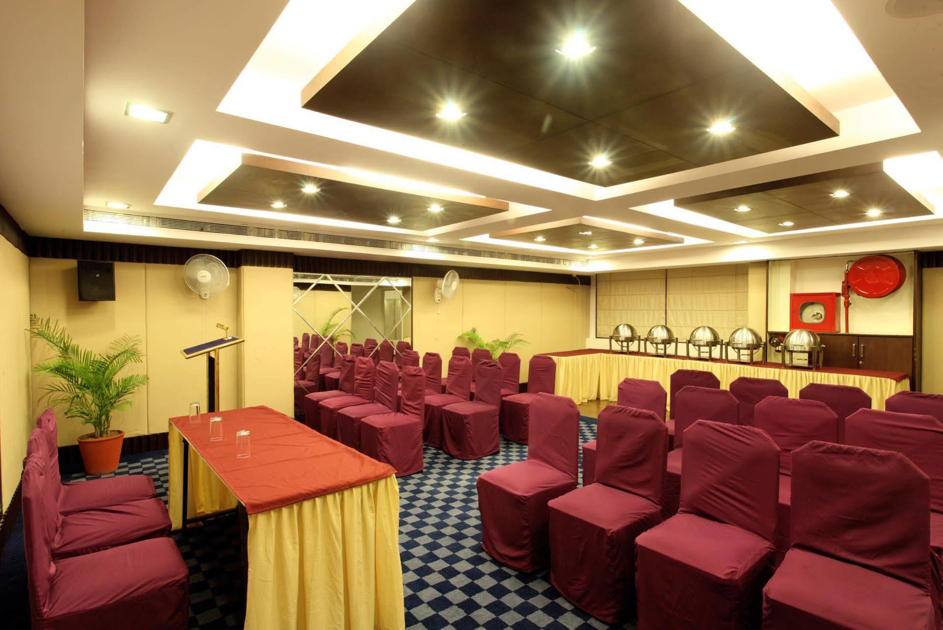Hotel Surya Plaza Nova Deli