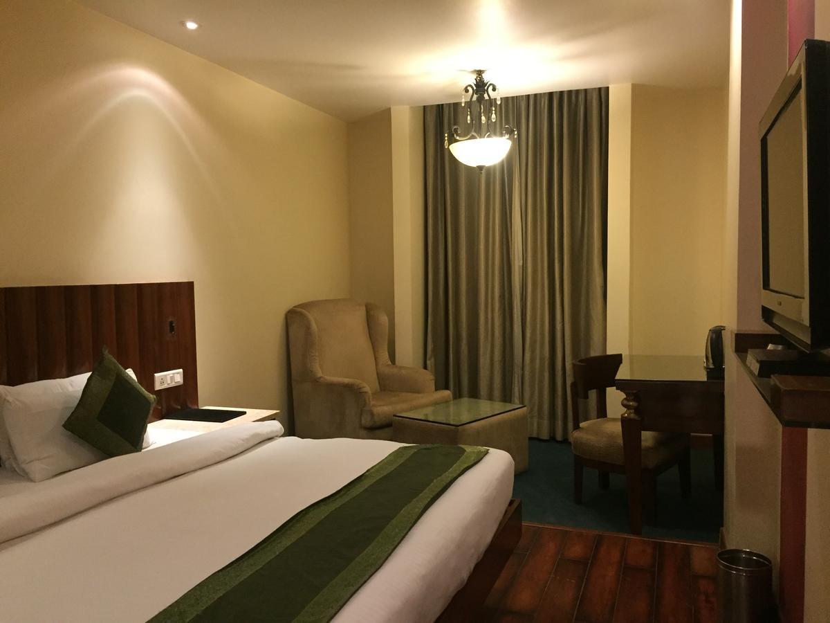 Aura - Railway Station Hotel
