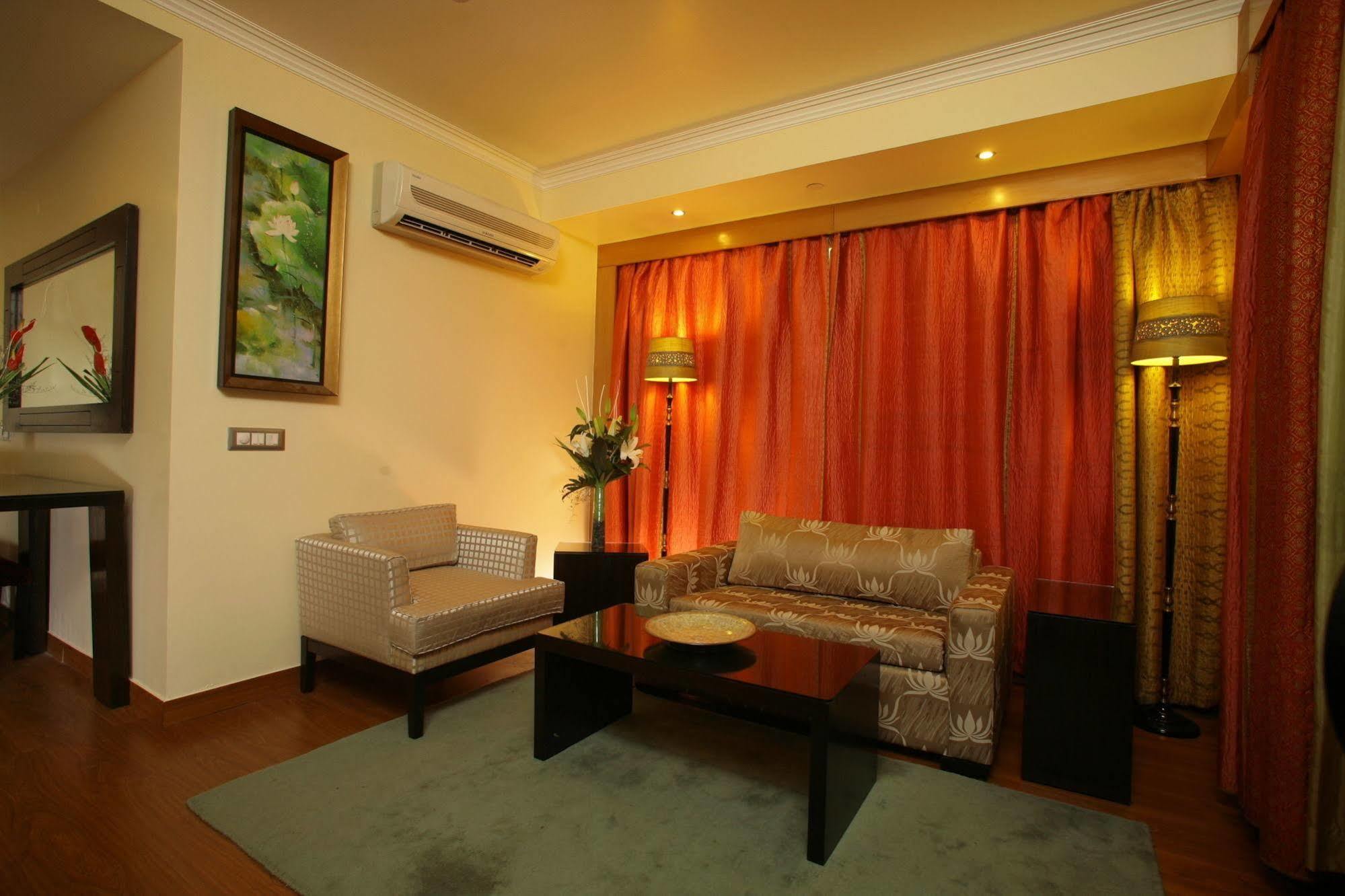 Hotel ​justa Panchsheel Park