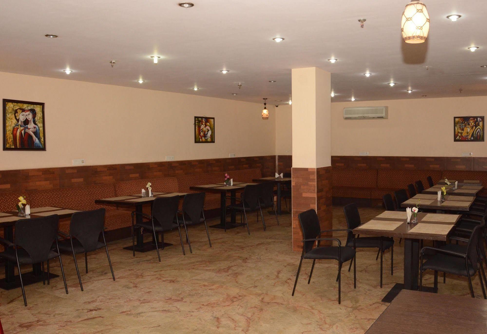 Hotel Vedas Heritage - Karol Bagh