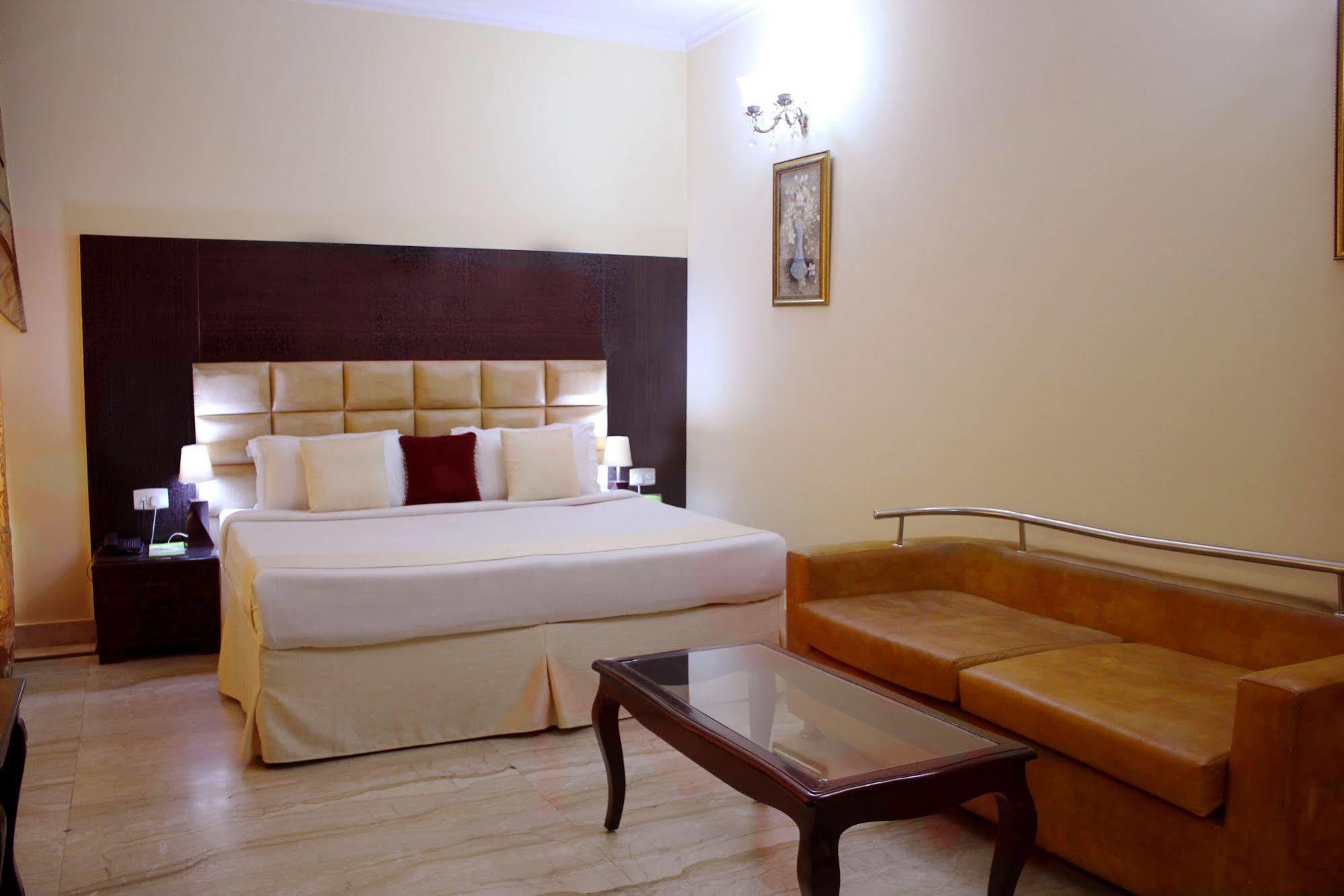 Hotel Treebo Trend Conclave Comfort Kailash Colony 3*