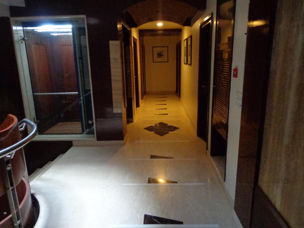 Aura - Railway Station Hotel