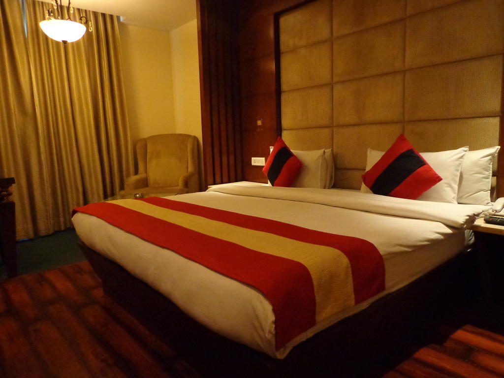 Aura - Railway Station Hotel 3*