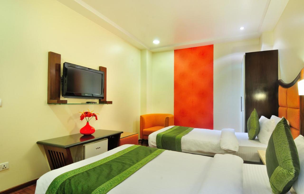 Aura - Railway Station Hotel