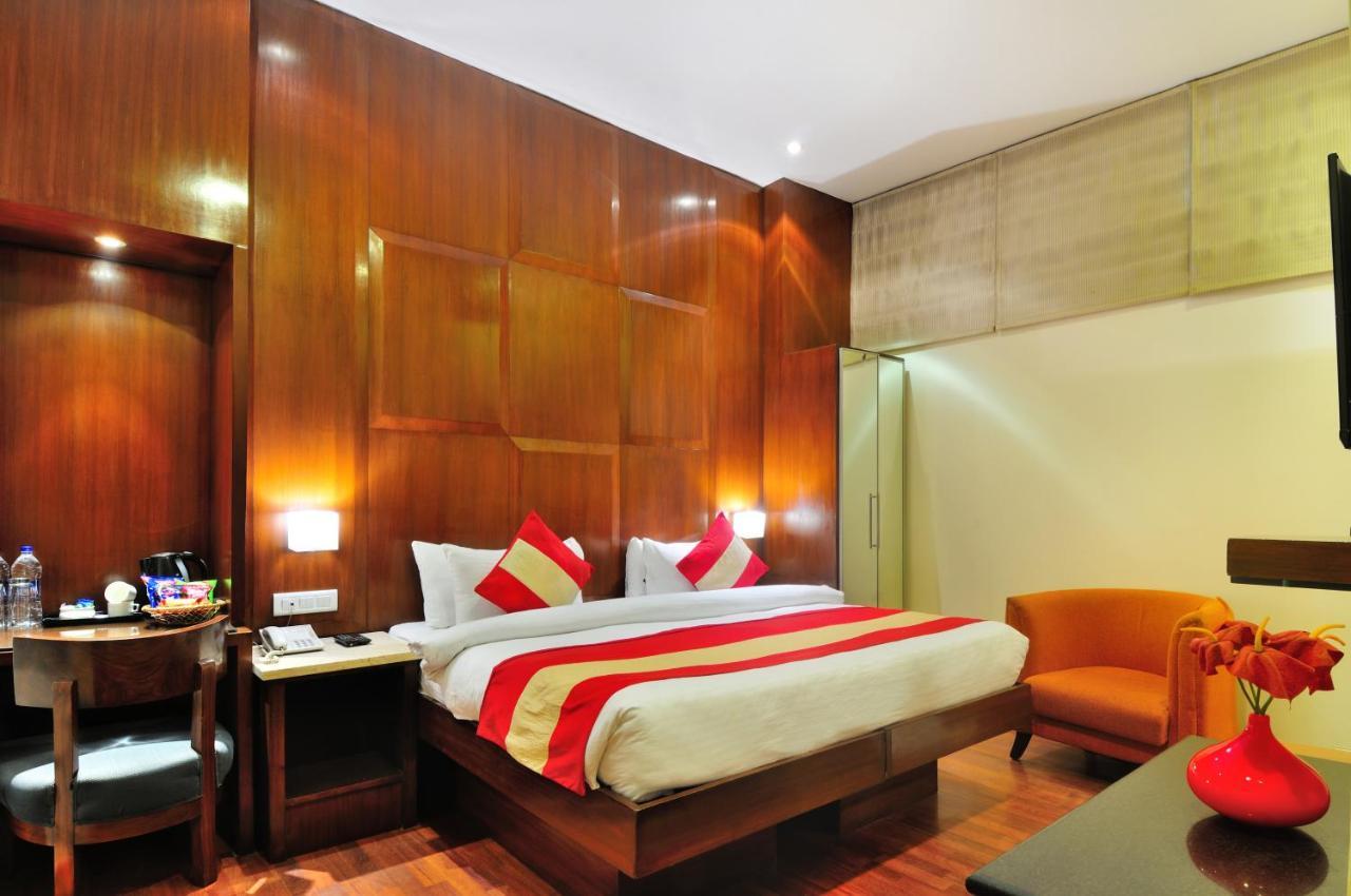 Aura - Railway Station Hotel