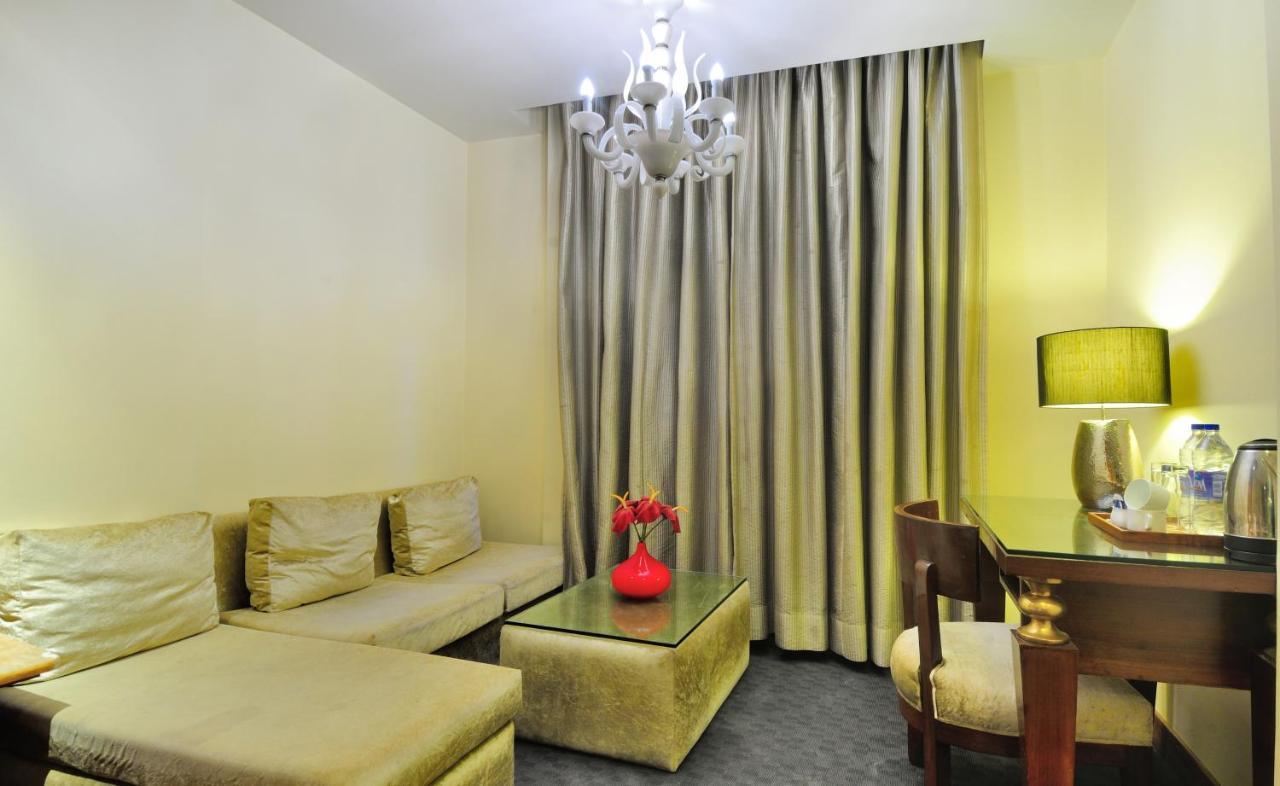 Aura - Railway Station Hotel