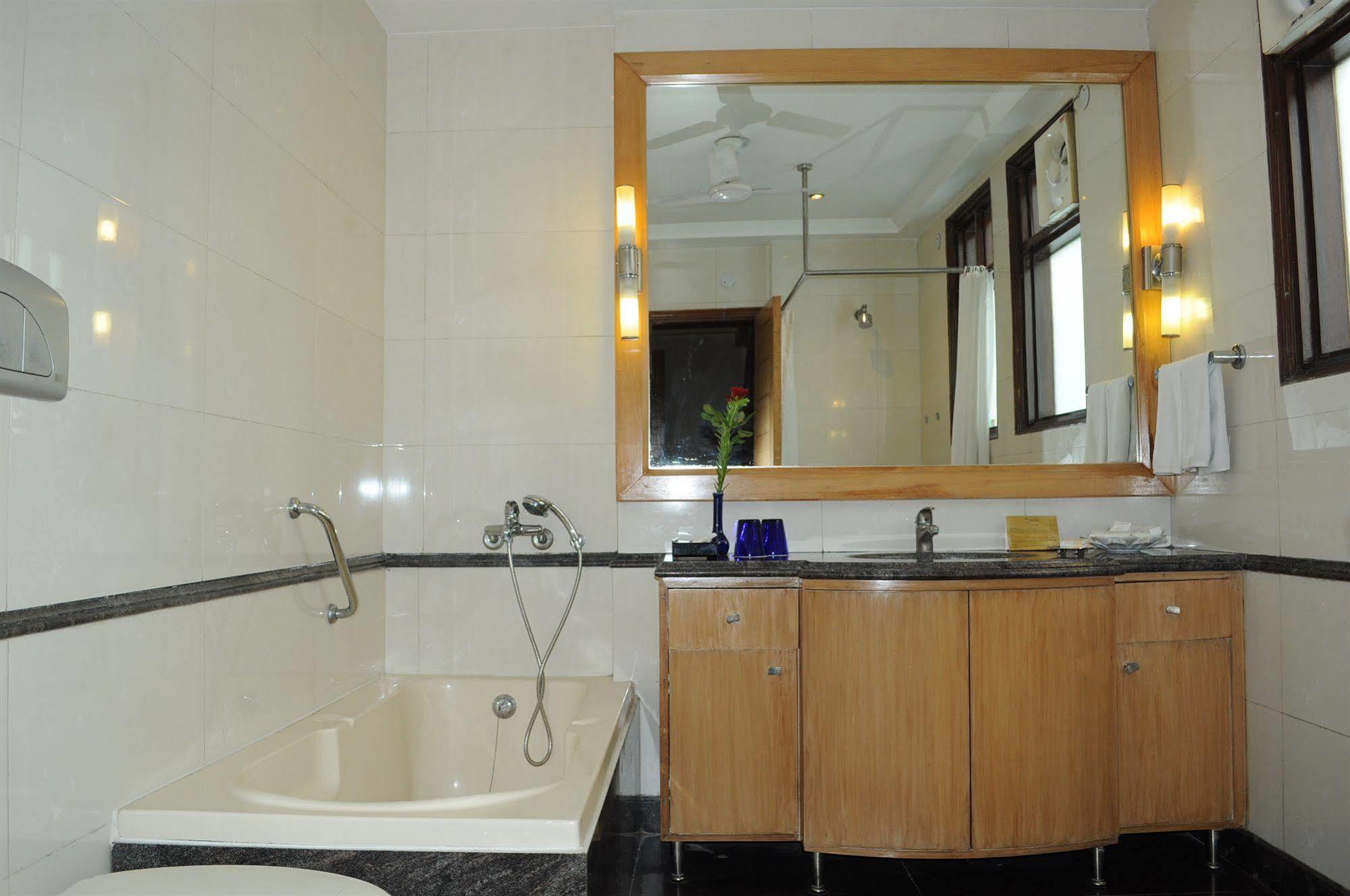 Hotel ​justa Panchsheel Park