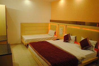Baba Deluxe Near Railway Station And Center -by Rcg Hotel 3*