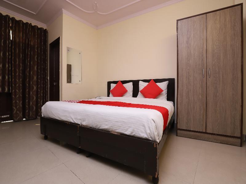 Hotel Oyo 28126 Charanpahari 3*